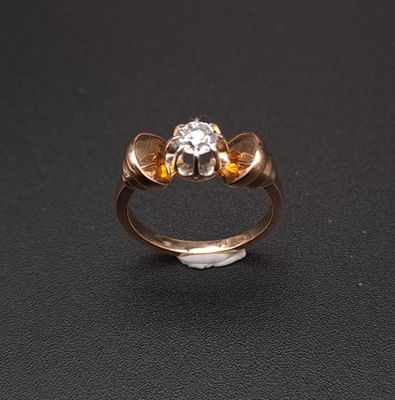 Bague en or jaune 18K (750‰) rhodié, ornée d' un diamant en …