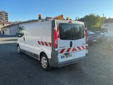 une camionnette blanche garée sur le parking