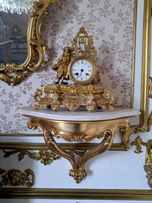 DEUX PENDULES en régule doré et albâtre pour l'une, à décor …