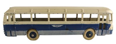 un petit bus en plastique posé sur une surface blanche