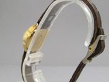 une image montrant un gros plan d'une montre-bracelet posée sur un socle transparent