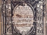 une image en noir et blanc représentant une plaque sur laquelle figure un blason