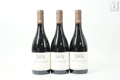 trois bouteilles de vin posées sur une table blanche