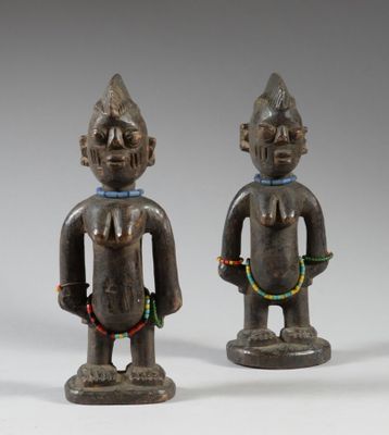 paire de personnages en bois sculpté représentant un homme et une femme