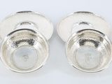 une paire de boutons de manchette plaqués argent sur fond blanc