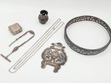 beaucoup d'objets en argent posés sur une table