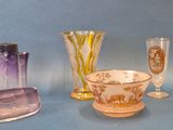 un grand nombre d'objets en verre posés sur une table