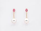 une paire de boucles d'oreilles en perles roses et blanches sur fond blanc