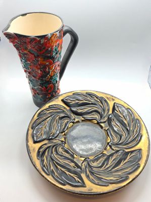 trois vases et une assiette posés sur une table