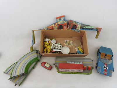 une boîte en carton contenant une petite voiture et d'autres jouets
