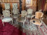 six chaises dans une pièce où il y a un tapis au sol