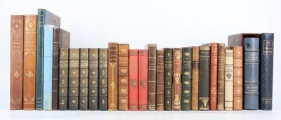 un grand nombre de livres alignés sur une étagère