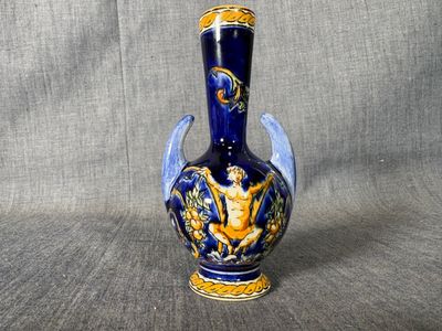 un vase bleu et jaune orné d'un oiseau