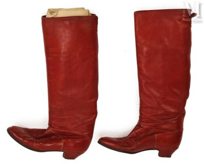 une paire de bottes en cuir rouge sur fond blanc