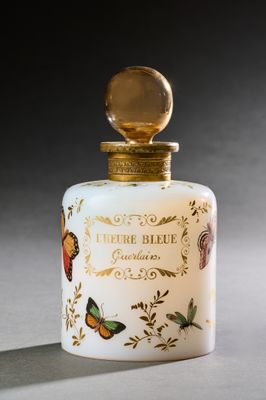 l'image d'un flacon de parfum posé sur une table