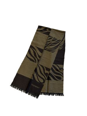 L'écharpe est marron et noire, avec un motif zébré.