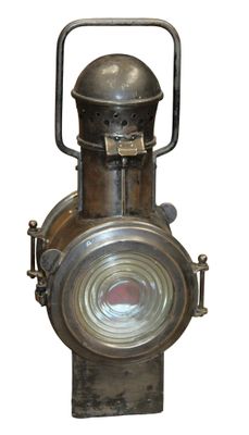 une lanterne en métal avec une lumière rouge à l'intérieur