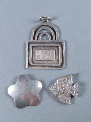 deux pièces de métal argenté surmontées d'un cadenas