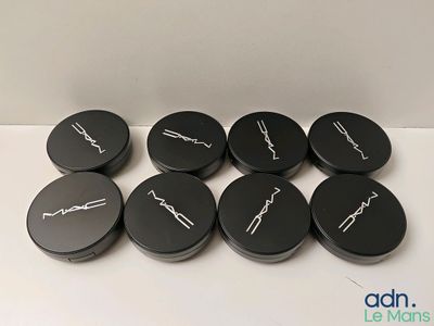 un ensemble de poudres de maquillage noires et blanches posées sur une table
