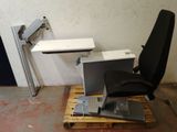 un bureau d'ordinateur avec un écran et un ordinateur portable posés sur une palette