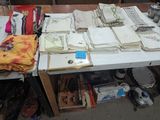 une table sur laquelle sont posées de nombreuses serviettes pliées