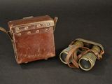 deux jumelles posées l'une à côté de l'autre sur une surface noire
