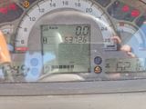 un gros plan du tableau de bord d'une voiture avec un compteur de vitesse