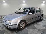 la photo d'une voiture argentée garée dans un garage