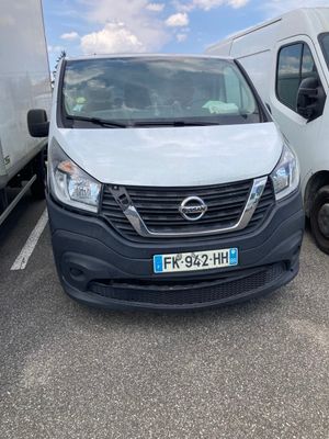 une camionnette blanche garée sur un parking à côté d'un camion blanc