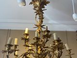 un lustre suspendu au plafond