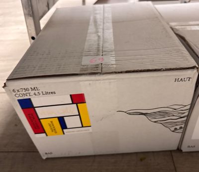 une boîte posée par terre à côté d'une table