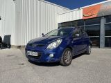 la voiture bleue est garée devant un bâtiment
