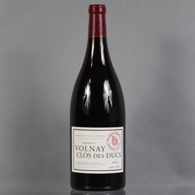 la bouteille de vin rouge est posée sur la table