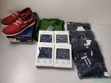 Plusieurs paires de chaussures pour homme sont posées sur une table