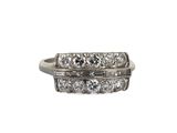 gros plan d'une bague en diamant sur fond blanc