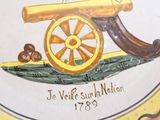 une peinture représentant un canon sur le mur d'un bâtiment