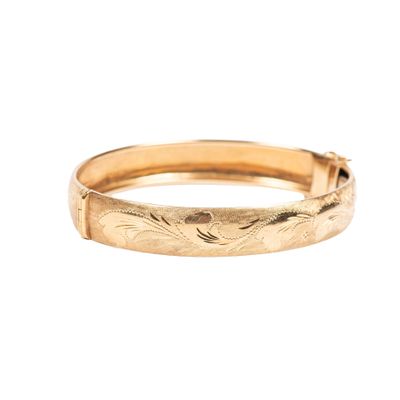 gros plan d'une bague en or sur fond blanc