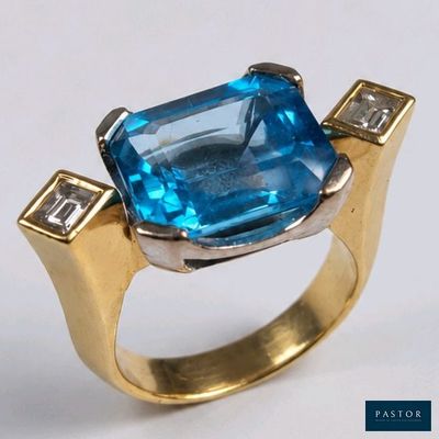 une photo d'une bague en topaze bleue sertie de diamants