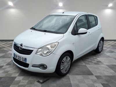 la photo d'une petite voiture blanche garée dans un garage