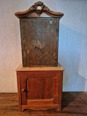 une petite armoire en bois surmontée d'un miroir