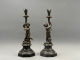 paire de bougeoirs anciens en bronze ornés de chérubins et de chérubins