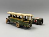 un petit bus et un petit camion posés sur une surface grise