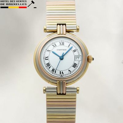 une image d'un gros plan d'une montre-bracelet avec des chiffres romains