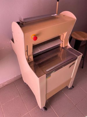 une machine posée sur le sol d'une pièce