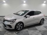 une voiture blanche est garée dans une pièce au sol à carreaux
