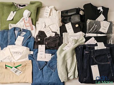 de nombreux types de vêtements exposés dans une boîte