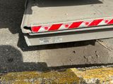 une bande rouge et blanche à l'arrière d'un camion