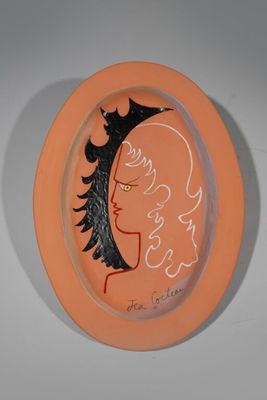 peinture représentant le visage d'une femme sur une assiette surmontée d'une couronne