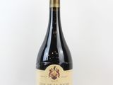 la bouteille de vin est posée sur une surface blanche