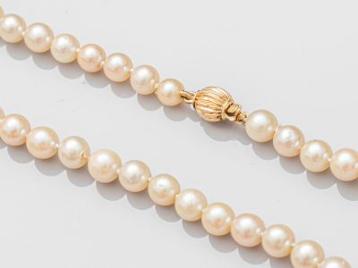 un collier de perles de culture avec un fermoir en or